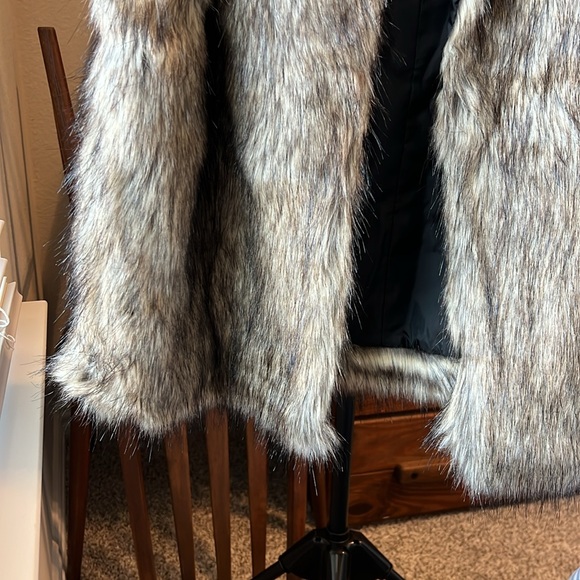 Evy’s Tree Faux Fur Vest - Picture 3 of 4